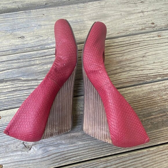 BCBGeneration Red Embossed Manmade Leather Wedges Women Size 9B 39 GUC - Picture 8 of 12